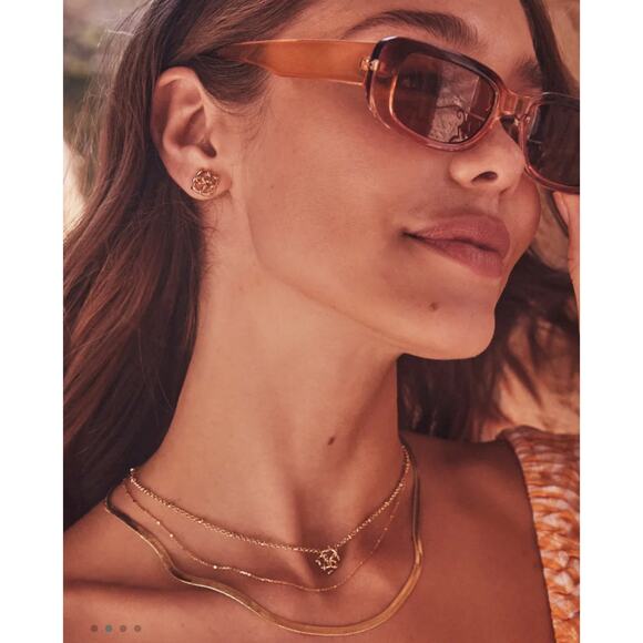 NWT! Kendra Scott Kelly Short Pendant Necklace in Gold - Picture 5 of 7